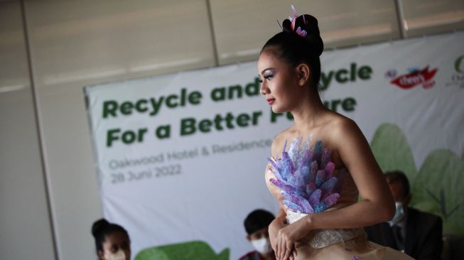 Sejumlah peragawati memamerkan busana dari limbah botol plastik di Surabaya, Jawa Timur, Selasa (28/6/2022).  ANTARA FOTO/Didik Suhartono
