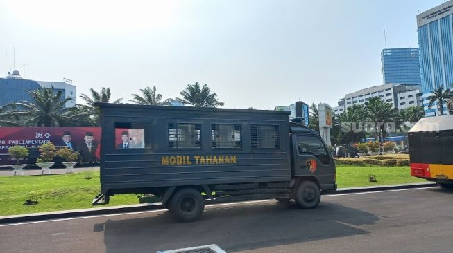 Mahasiswa Bakal Demo Tolak RKUHP Siang Ini, 3 Mobil Water Canon hingga Mobil Tahanan 'Mejeng' di Gedung DPR RI