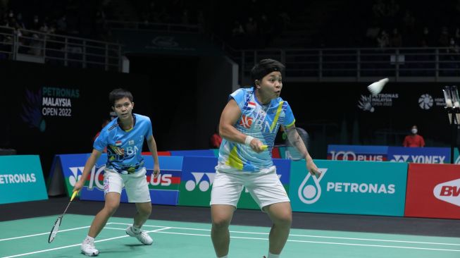 Pasangan ganda putri Indonesia, Apriyani Rahayu/Siti Fadia Silva Ramadhanti ketika menghadapi wakil Jerman, Stine Kuespert/Emma Moszczynski pada babak pertama Malaysia Open 2022 di Axiata Arena, Kuala Lumpur, Malaysia, Selasa (28/6/2022). [PBSI]