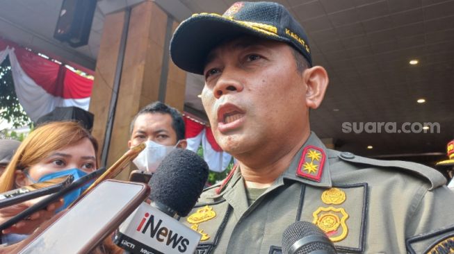 Satpol PP DKI Mulai Copoti Spanduk Ucapan Ramadhan-Idul Fitri yang Dipasang Politisi Hingga Ormas