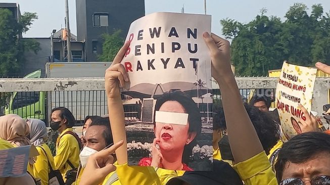 Poster bergambar mirip Puan Maharani yang dibawa mahasiswa saat demonstrasi di depan gedung DPR. (Suara.com/Bagaskara)