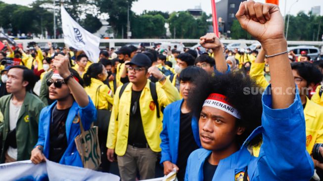 Massa Mahasiswa menggerlar aksi unjuk rasa di depan Gedung DPR RI, Senayan, Jakarta Pusat, Selasa (28/6/2022). [Suara.com/Alfian Winanto]