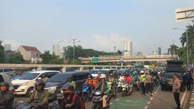 Mahasiswa Geruduk Gedung DPR Tuntut Buka RUU KUHP, Lalu Lintas Jalan Gatot Subroto Arah ke Slipi Tersendat