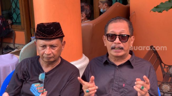 Sahabat Tessy, Kadir dan Polo di rumah duka Sri Handayani di kawasan Kampung Makasar, Jakarta, Selasa (28/6/2022) [Suara.com/Adiyoga Priyambodo]