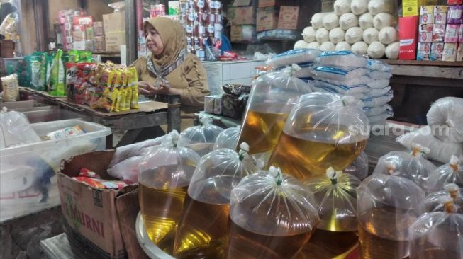 Beli Minyak Goreng Curah Pakai PeduliLindungi, Pengamat Bahas Penerapan di Desa