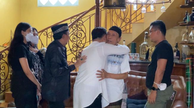 Tessy Srimulat menerima para pelayat, salah seorangnya Doyok Srimulat di rumah duka di kawasan Kampung Makassar, Jakarta Timur, Selasa (28/6/2022). [Adiyoga Priyambodo/Suara.com]