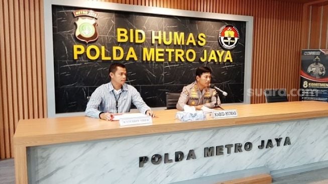 Kabid Humas Polda Metro Jaya Kombes Endra Zulpan (kanan). (Suara.com/M Yasir)