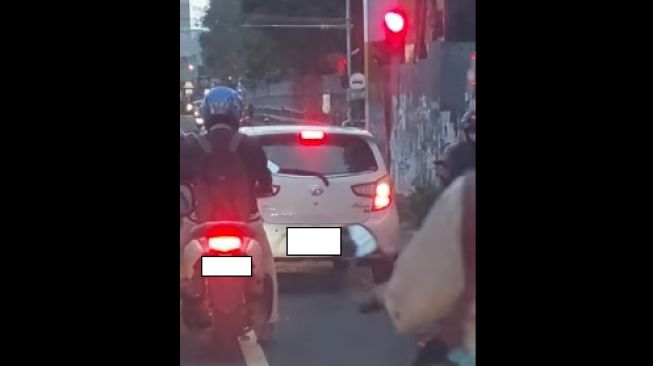 Sopir Daihatsu Ayla bikin ulah di jalan, lawan arah di perempatan lampu merah (Facebook)