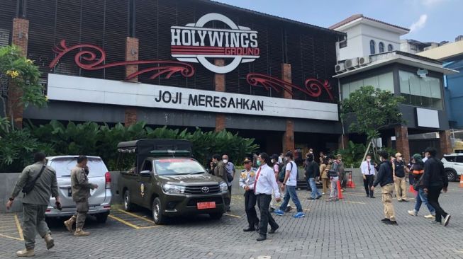 Suasana Holywings Tanjung Duren Jakarta Barat usai di segel Satpol PP Jakarta Barat, Selasa (28/6/2022). [Suara.com/Faqih Fathurrahman]