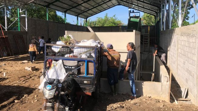 Warga Panggungharjo mengolah sampah secara mandiri di kalurahan setempat, Selasa (28/06/2022). [Kontributor / Putu Ayu Palupi]