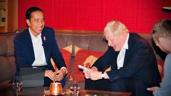 Presiden Joko Widodo atau Jokowi melakukan pertemuan bilateral dengan Perdana Menteri Inggris Boris Johnson di sela-sela pelaksanaan Konferensi Tingkat Tinggi (KTT) G7 ke-48 di Schloss Elmau, Pegunungan Alpen Bavaria, Jerman, Senin (27/6/2022). (Foto: Laily Rachev - Biro Pers Sekretariat Presiden).