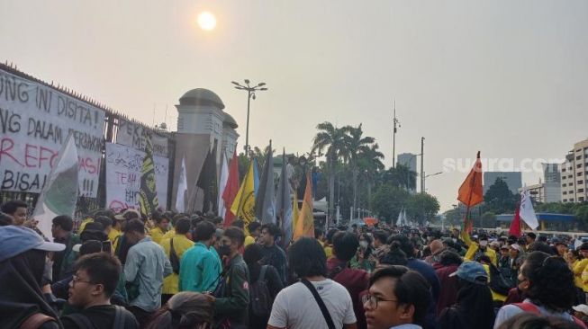 Ancam Jemput Paksa Puan Maharani Dari Gedung DPR RI, Mahasiswa Berteriak: Buka Draf RKUHP!