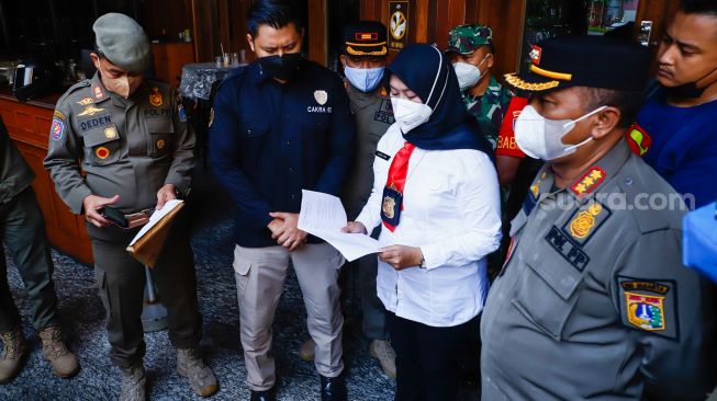 Petugas Satuan Polisi Pamong Praja (Satpol PP) saat akan melakukan penutupan dan penyegelan outlet Holywings Epicentrum di Kuningan, Jakarta Selatan, Selasa (28/6/2022). [Suara.com/Alfian Winanto]