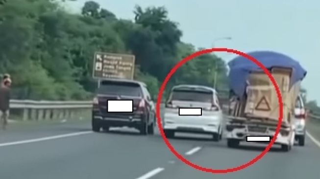 Suzuki Ertiga dan mobil pikap saling adu senggol di jalan tol (Instagram)