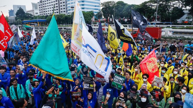 Massa Mahasiswa menggerlar aksi unjuk rasa di depan Gedung DPR RI, Senayan, Jakarta Pusat, Selasa (28/6/2022). [Suara.com/Alfian Winanto]