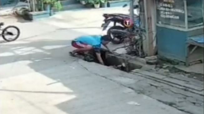 Balita Basah Kuyup Masuk Got, Pria di Video Jadi Sasaran: Ya Gitu Kalau Bapak Jagain Anak