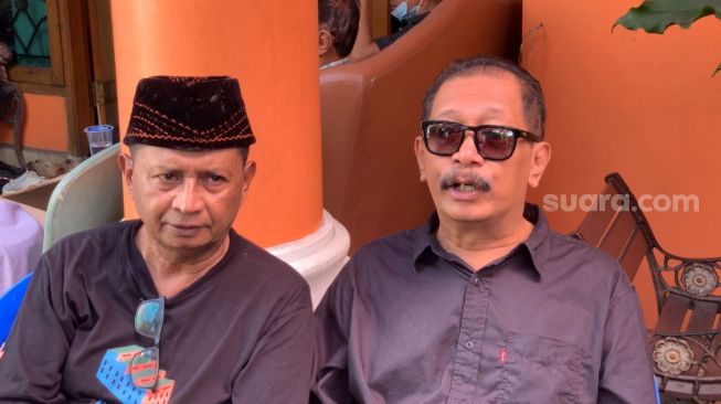 Kadir dan Polo Srimulat melayat istri Tessy di kawasan Kampung Makassar, Jakarta Timur, Selasa (28/6/2022). [Adiyoga Priyambodo/Suara.com]