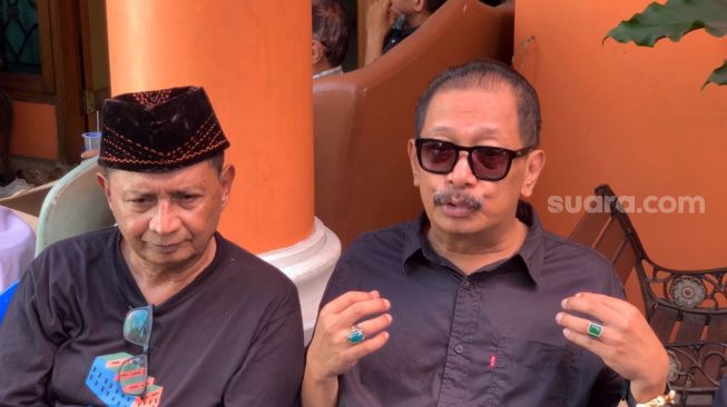 Sahabat Tessy, Kadir dan Polo di rumah duka Sri Handayani di kawasan Kampung Makasar, Jakarta, Selasa (28/6/2022) [Suara.com/Adiyoga Priyambodo]