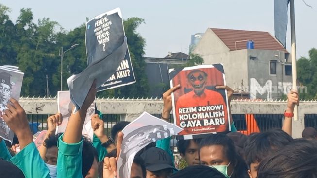 Geruduk DPR RI Tuntut Draf RKHUP Dibuka, Massa Mahasiswa Bawa Poster Bergambar Mirip Jokowi-Puan