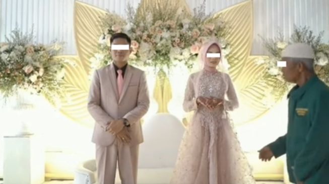 Kocak! Pengantin Niat Bikin Video Estetik di Pelaminan, Tamu Malah Tiba-tiba Nyelonong Demi Salaman