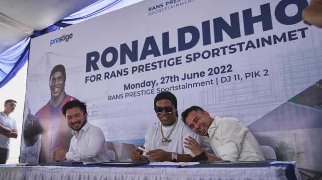 Ronaldinho ikut memeriahkan acara peresmian RANS Prestige Sportstainment milik Raffi Ahmad dan Rudi Salim, Senin (27/6/2022). [dokumentasi pribadi]