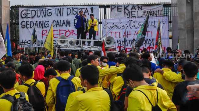 Massa Mahasiswa menggerlar aksi unjuk rasa di depan Gedung DPR RI, Senayan, Jakarta Pusat, Selasa (28/6/2022). [Suara.com/Alfian Winanto]