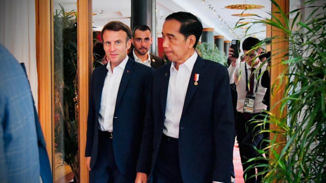 Presiden Joko Widodo atau Jokowi saat melakukan pertemuan bilateral dengan Presiden Prancis Emmanuel Macron di sela-sela penyelenggaraan Konferensi Tingkat Tinggi (KTT) G7 di Elmau, Jerman, Senin (27/6/2022). (Laily Rachev - Biro Pers Sekretariat Presiden)