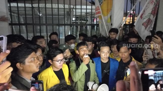 Massa Mahasiswa ancam robohkan gedung DPR RI karena Puan Maharani tak kunjung keluar. (Suara.com/Yaumal)