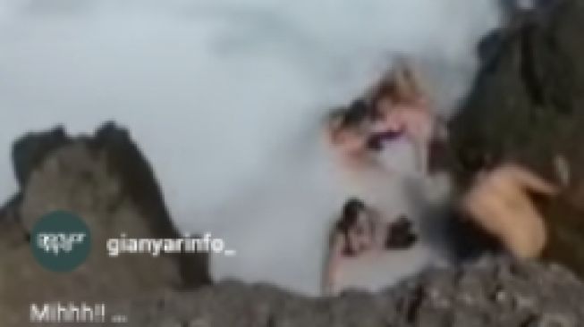 Detik-detik Saat Sejumlah Wisatawan yang Bermain di Angel Billabong Nyaris Hanyut Usai Dihantam Ombak