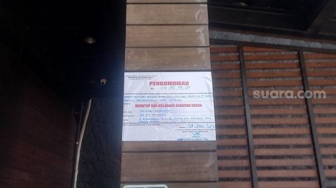 Aparat Satpol PP saat menyegel Holywings Gunawarman, Jakarta Selatan. (Suara.com/Arga)