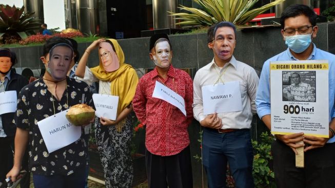 Aksi teatrikal memperingati 900 hari buronnya politisi PDI Perjuangan Harun Masiku di depan Gedung KPK Jakarta Selatan pada Selasa (28/6/2022). [Suara.com/Welly Hidayat]