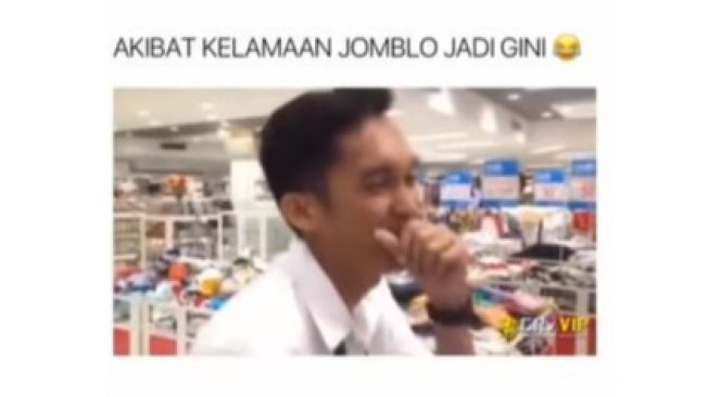 Akibat Kelamaan Jomblo, Cowok Ini Salting Dilihatin Maneken Tersenyum