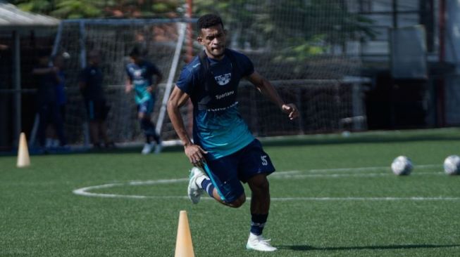 Ricky Kambuaya mulai bergabung latihan bersama Persib Bandung di Lapangan Soccer Republic, Kota Bandung, Jawa Barat, Selasa (28/6/2022). (ANTARA/HO-Persib Bandung)