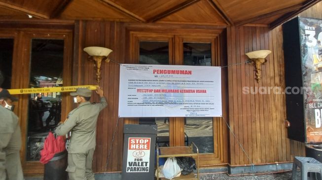 Proses penyegelan Holywings Epicentrum oleh Satpol PP DKI Jakarta, Selasa (28/6/2022). (Suara.com/Yaumal)