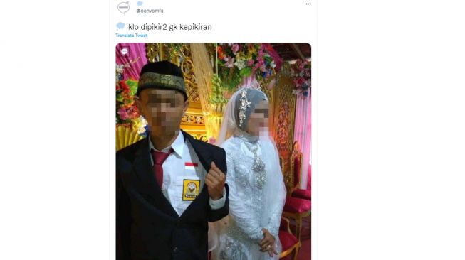 Pengantin pria pakai kemeja seragam sekolah (twitter/convomfs)