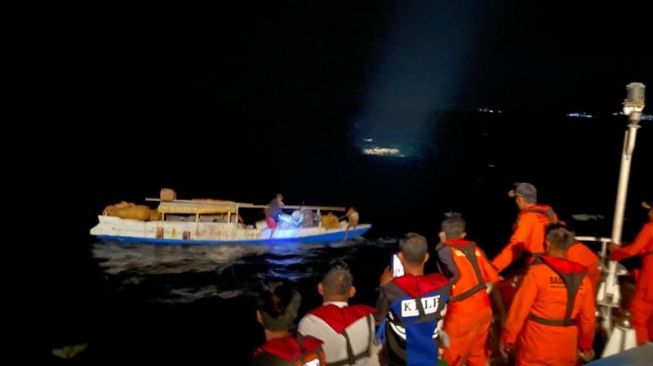 SAR Selamatkan Perahu Mati Mesin di Perairan Banggai