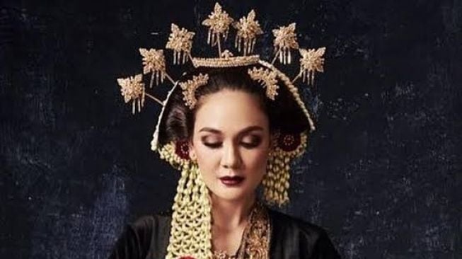 Foto Luna Maya Pakai Baju Adat (Instagram/@lunamaya)