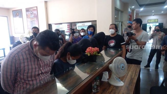 DJ Joice Challista dan ketiga rekannya yang tertangkap kasus sabu-sabu ditampilkan ke depan publik. (Suara.com/Arga)