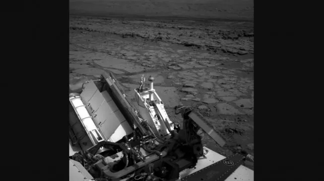Curiosity mengumpulkan sampel batuan Mars. [NASA]