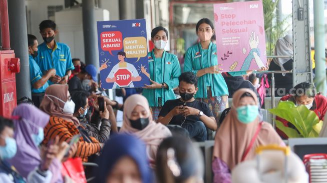 Petugas melakukan kampanye pencegahan pelecehan seksual di Stasiun Pasar Senen, Jakarta Pusat, Rabu (29/6/2022). [Suara.com/Alfian Winanto]