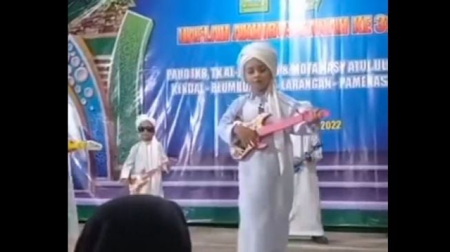 Sejumlah anak yang bergaya menirukan aksi panggung Raja Dangdut Rhoma Irama membuat hadirin di sebuah acara PAUD terhibur. [Instagram]