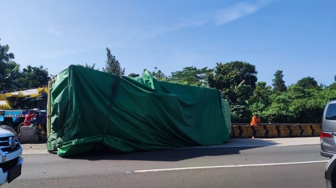 Truk Terguling di Tol Jagorawi KM 24 Arah Bogor