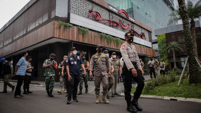 Petugas gabungan berjalan saat penutupan gerai Holywings di kawasan Lippo Karawaci, Kabupaten Tangerang, Banten, Rabu (29/6/2022).  ANTARA FOTO/Fauzan