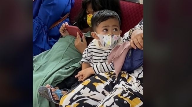 Ditinggal Tidur Ibunya, Ekspresi Bingung Anak Kecil di Kereta Ini Tuai Sorotan Netizen