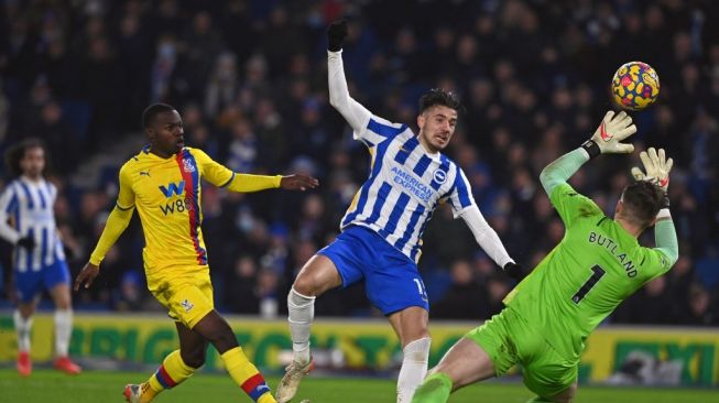 Jakub Moder (tengah) ketika membela Brighton & Hove Albion. [AFP]