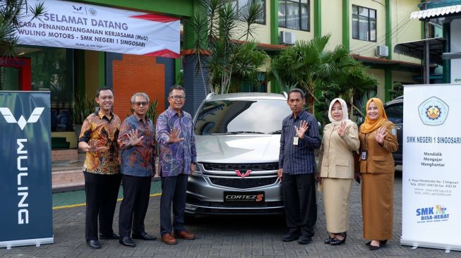 Seremoni penyerahan Wuling Cortez S kepada SMK Negeri 1 Singosari, Kabupaten Malang, Jawa Timur [Wuling].