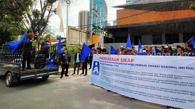 Massa Geruduk Holywings di Medan: Ini Praktik Bisnis Nir-Adab, Kami Minta Tutup Selamanya!