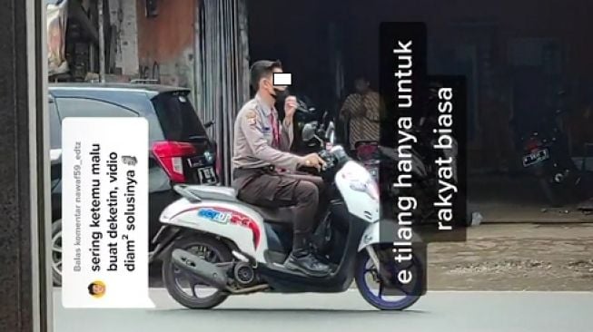 Lagi Ramai E-Tilang, Kelakuan Pemotor Berseragam Coklat yang Naik Honda Scoopy Tanpa Helm Bikin Publik Bertanya-tanya