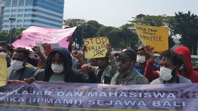 Ratusan mahasiswa Papua melakukan aksi demostrasi di depan Gedung DPR RI, Senayan, Jakarta, pada Rabu (29/6/2022), mereka menolak rencana pemerintah dan DPR RI melakukan pemekaran wilayah atau daerah otonomi baru di Papua. (ist)