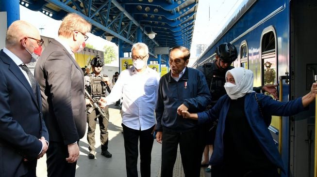 Presiden Joko Widodo (kedua kanan) membantu Ibu Negara Iriana Joko Widodo untuk turun dari kereta saat tiba di Peron 1 Stasiun Central Kyiv, Ukraina, Rabu (29/6/2022). ANTARA FOTO/Biro Pers Setpres
